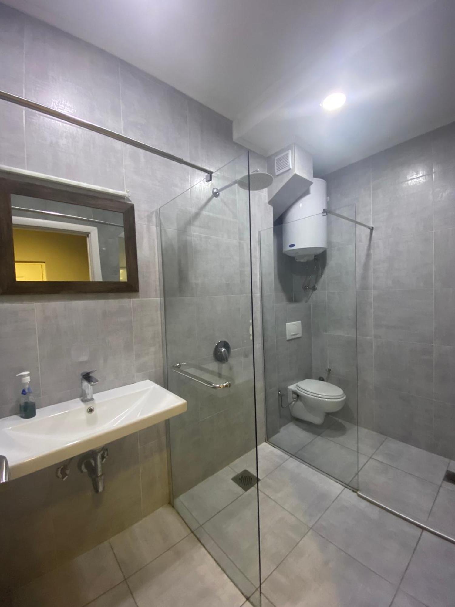 Hotel Fama Skopje Esterno foto