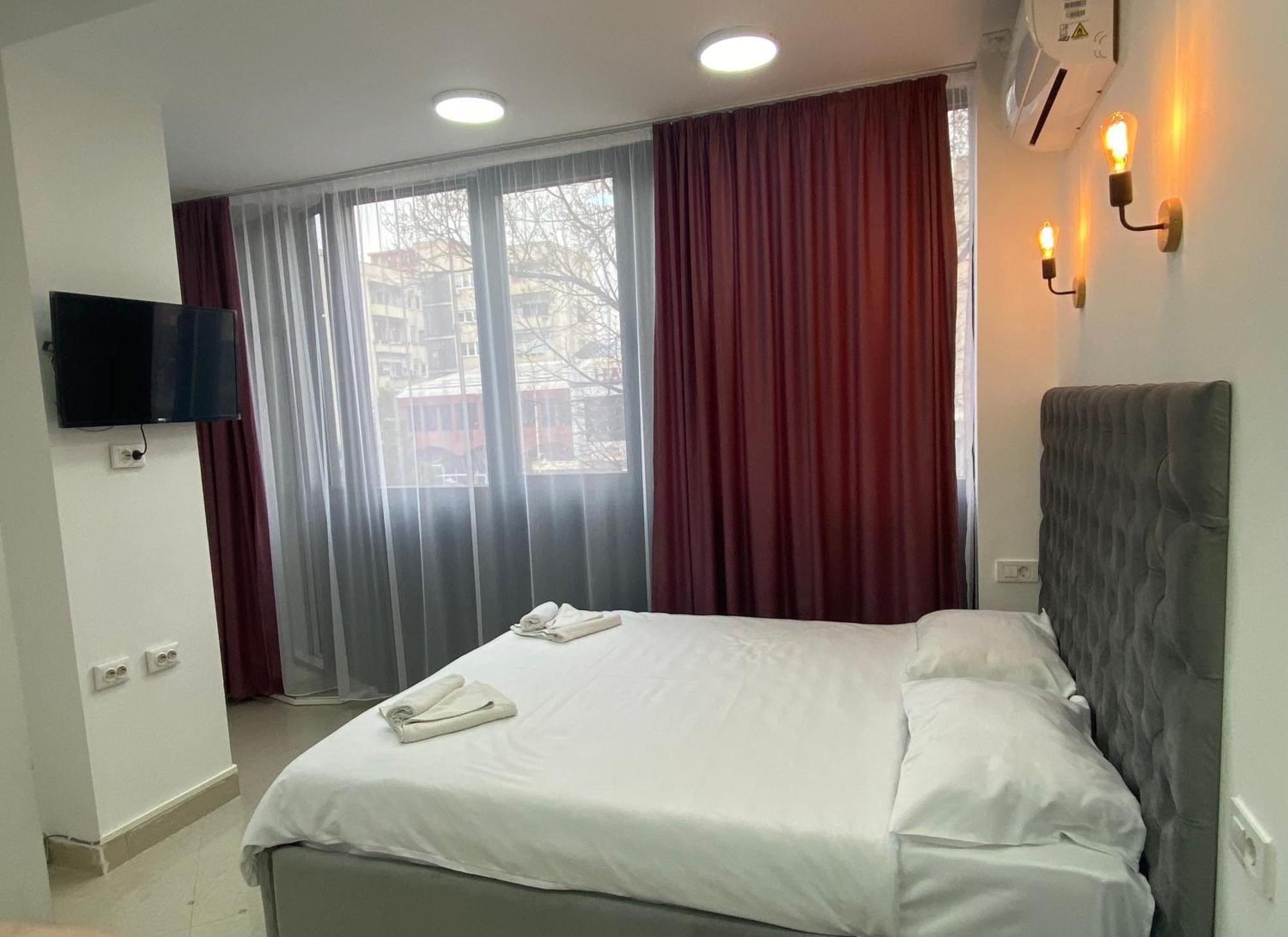 Hotel Fama Skopje Esterno foto