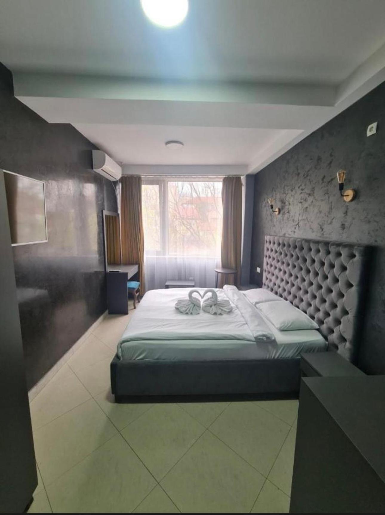 Hotel Fama Skopje Esterno foto