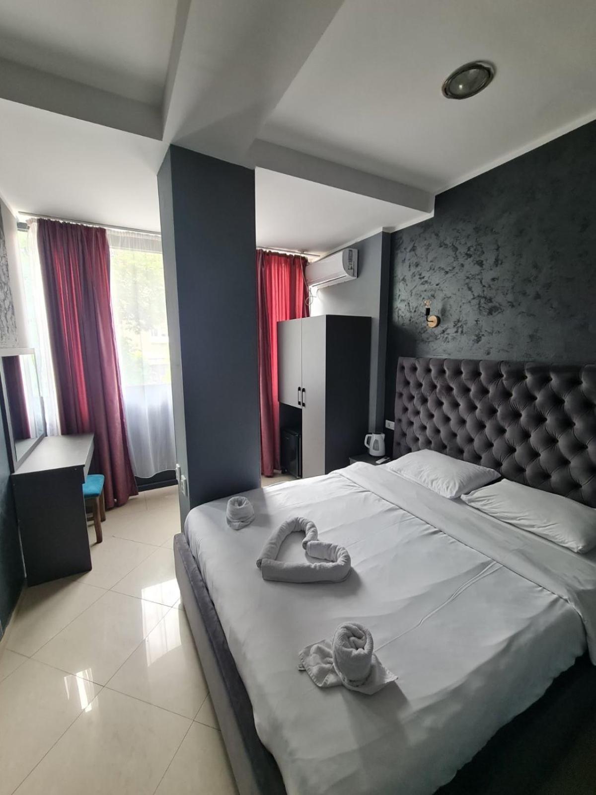 Hotel Fama Skopje Esterno foto